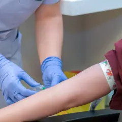 Pielęgniarka pobiera krew do badania. Jeśli masz niski poziom płytek krwi, jak podnieść, dowiedz się więcej.