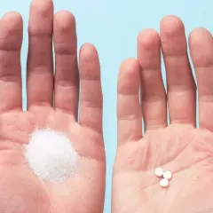 Porównanie cukru i tabletek. Czy wiesz, **co to maltitol**? To słodzik, który może zastąpić cukier.