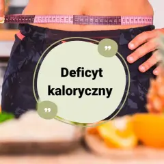 Osoba mierzy talię centymetrem, by dowiedzieć się, jak obliczyć deficyt kaloryczny. Na stole owoce i warzywa.