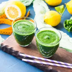 Zielone smoothie, cytryny i szpinak – idealne składniki na detoks organizmu. Miarka krawiecka sugeruje początek zdrowej przemiany.