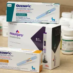 Zastrzyki na odchudzanie: opakowania Ozempic i Mounjaro, leków wspomagających kontrolę wagi.