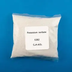Zagrożenia związane z sorbinianem potasu E202. Biały proszek w woreczku z etykietą "Potassium sorbate".