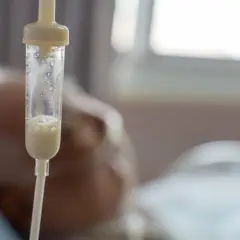 Kroplówka z płynem odżywczym, wspierająca żywienie pozajelitowe pacjenta w szpitalu.