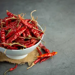 Miseczka pełna suszonych papryczek chili, które zawierają kapsaicynę. To ona odpowiada za ich ostrość.