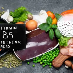 Witaj w świecie witaminy B5! Na zdjęciu znajdziesz łososia, wątróbkę, kurczaka, jajka, warzywa i nasiona – naturalne źródła kwasu pantotenowego.