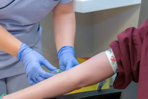 Pielęgniarka pobiera krew do badania. Jeśli masz niski poziom płytek krwi, jak podnieść, dowiedz się więcej.