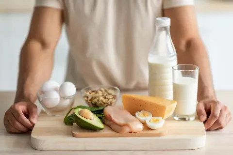 Produkty bogate w wapń: mleko, ser, jajka, orzechy, awokado, szpinak. Idealne, by dowiedzieć się, jak uzupełnić niedobór wapnia.