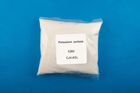 Zagrożenia związane z sorbinianem potasu E202. Biały proszek w woreczku z etykietą "Potassium sorbate".
