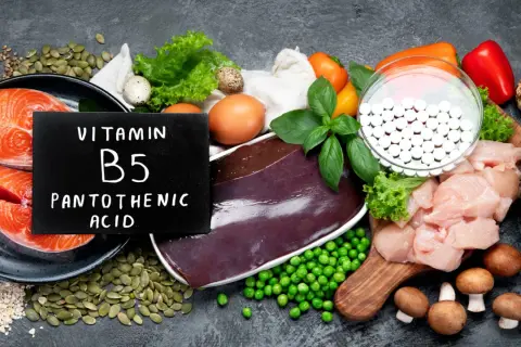 Witaj w świecie witaminy B5! Na zdjęciu znajdziesz łososia, wątróbkę, kurczaka, jajka, warzywa i nasiona – naturalne źródła kwasu pantotenowego.