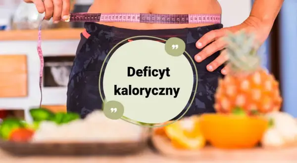 Osoba mierzy talię centymetrem, by dowiedzieć się, jak obliczyć deficyt kaloryczny. Na stole owoce i warzywa.