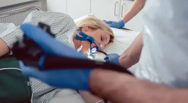 Pacjentka podczas gastroskopii, która może pomóc zdiagnozować eozynofilowe zapalenie przełyku.