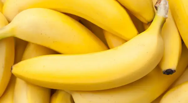 Gromadzenie bananów, które są świetnym źródłem potasu. Kiedy brać potas? Banany to naturalny sposób na uzupełnienie jego poziomu.