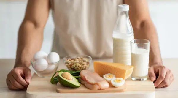 Produkty bogate w wapń: mleko, ser, jajka, orzechy, awokado, szpinak. Idealne, by dowiedzieć się, jak uzupełnić niedobór wapnia.