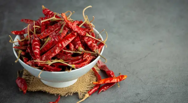 Miseczka pełna suszonych papryczek chili, które zawierają kapsaicynę. To ona odpowiada za ich ostrość.