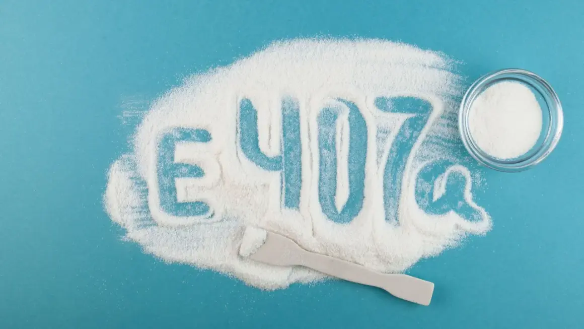 Biały proszek, na którym wyryto "E 407a", symbolizuje karagen. To dodatek do żywności, który często stosuje się jako zagęstnik.
