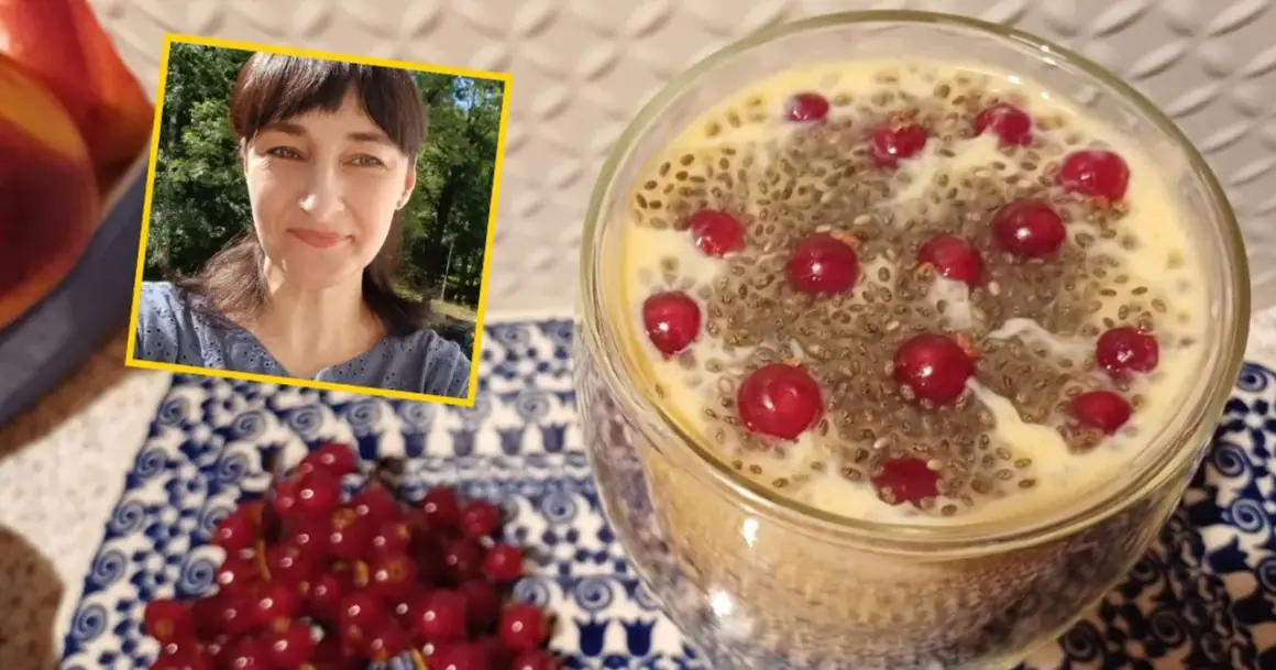 Kobieta uśmiecha się obok deseru z nasionami chia i czerwonymi porzeczkami. Pyszne i zdrowe śniadanie.
