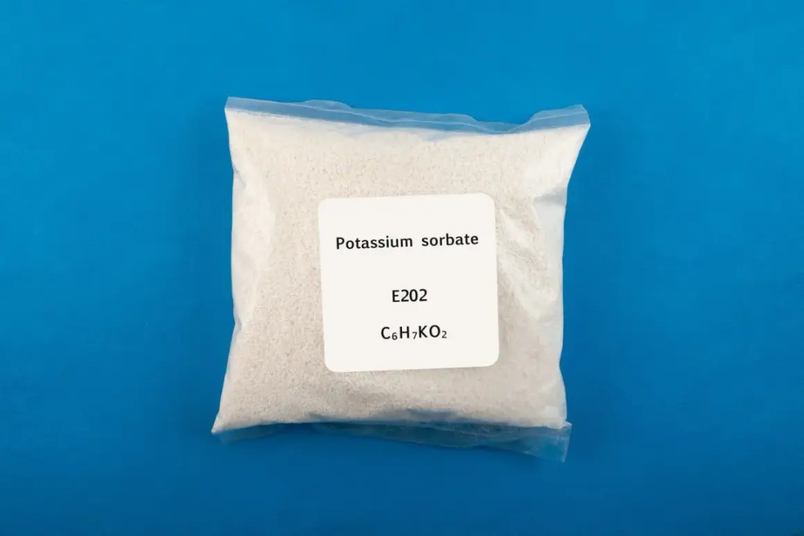 Zagrożenia związane z sorbinianem potasu E202. Biały proszek w woreczku z etykietą "Potassium sorbate".