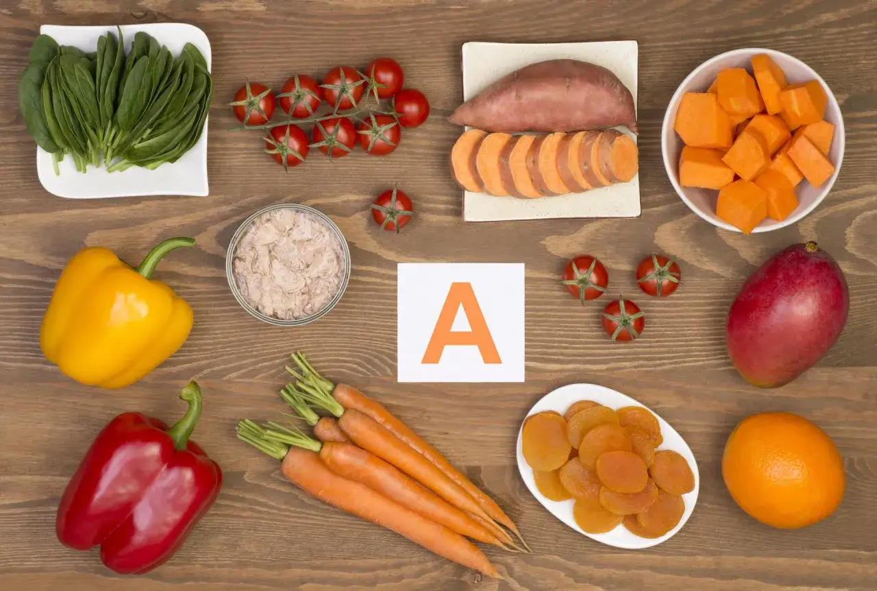 Warzywa i owoce bogate w witaminę A: marchew, bataty, mango, papryka, pomidory, morele, szpinak.