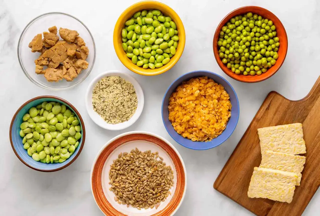 Miseczki z edamame, soczewicą, groszkiem, nasionami słonecznika, sezamem, tofu i tempeh – idealne składniki na zdrową dietę wegańską.