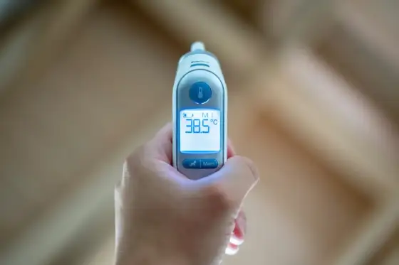 37°C to gorączka? Kiedy to norma, a kiedy stan podgorączkowy