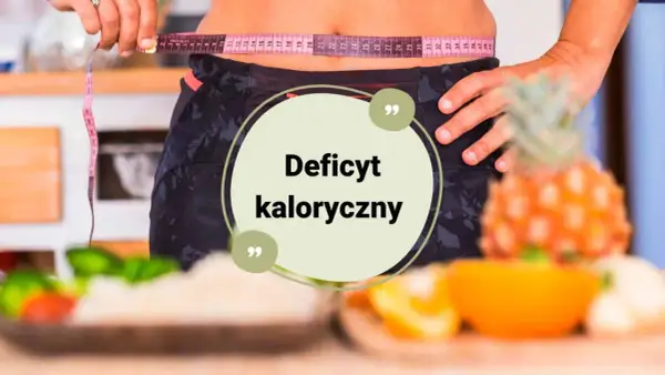 Osoba mierzy talię centymetrem, by dowiedzieć się, jak obliczyć deficyt kaloryczny. Na stole owoce i warzywa.