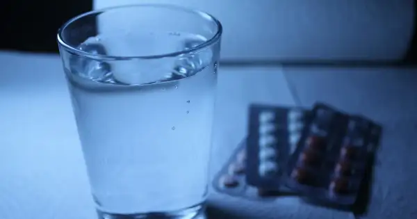 Szklanka wody obok opakowań leków. Czy to melatonina i alkohol, czy tylko złudzenie?