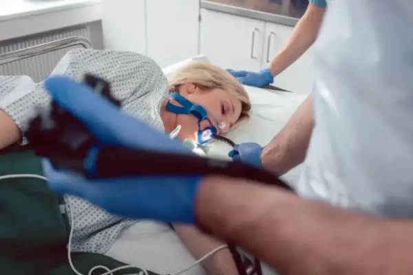 Pacjentka podczas gastroskopii, która może pomóc zdiagnozować eozynofilowe zapalenie przełyku.