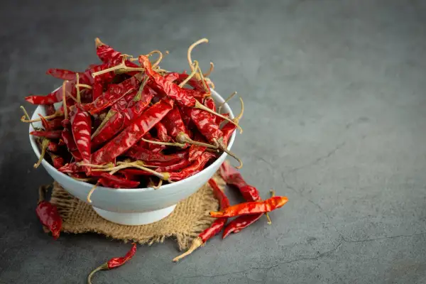 Miseczka pełna suszonych papryczek chili, które zawierają kapsaicynę. To ona odpowiada za ich ostrość.