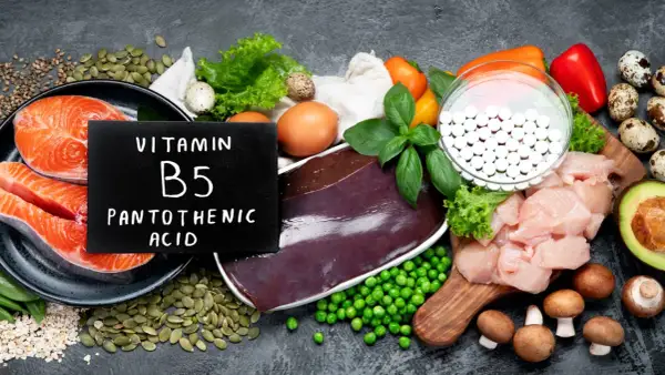 Witaj w świecie witaminy B5! Na zdjęciu znajdziesz łososia, wątróbkę, kurczaka, jajka, warzywa i nasiona – naturalne źródła kwasu pantotenowego.